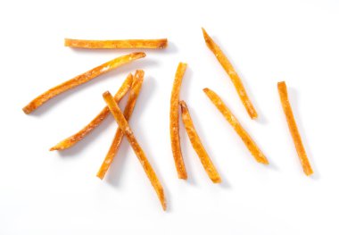 Imokempi beyaz arka plana yerleştirildi. Imokempi, tatlı patateslerden yapılmış ve şekerle kaplanmış bir Japon tatlısıdır..