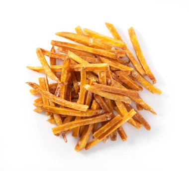 Imokempi beyaz arka plana yerleştirildi. Imokempi, tatlı patateslerden yapılmış ve şekerle kaplanmış bir Japon tatlısıdır..