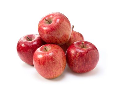 Beyaz arka planda bir sürü elma var. Japon elmaları.