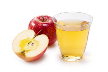 Beyaz arka planda cam bir fincanda elma suyu ve etrafında bir sürü elma var..