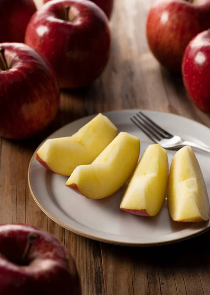 Κόβουμε Μήλα Ένα Πιάτο Πάνω Ξύλινο Φόντο Επιδόρπιο Εικόνα Δίαιτα — Φωτογραφία Αρχείου