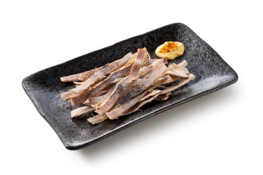 Beyaz bir zemine yerleştirilmiş tabakta kurutulmuş mürekkep balığı ve mayonez. Surume bir Japon aperatifidir..