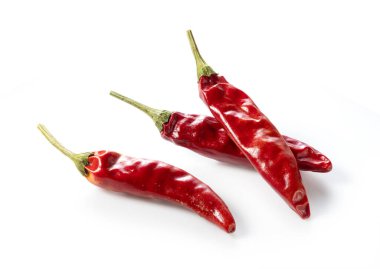 Beyaz arka planda kurutulmuş kırmızı biber. Kurutulmuş baharatlar..