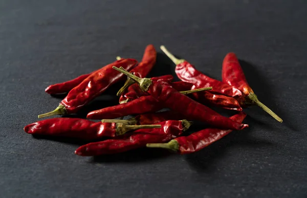 Torkad Chili Paprika Placeras Svart Bakgrund Torkade Kryddor — Stockfoto