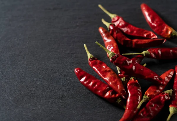 Chiles Secos Colocados Sobre Fondo Negro Especias Secas — Foto de Stock