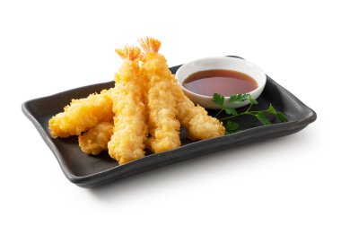 Beyaz arka plana yerleştirilmiş bir tabakta karides tempurası. Tempura bir Japon yemeğidir. Japon kızarmış karidesi.. 