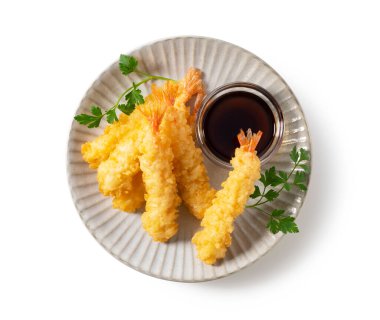 Beyaz arka plana yerleştirilmiş bir tabakta karides tempurası. Tempura bir Japon yemeğidir. Japon kızarmış karidesi. Yukarıdan görüntüle