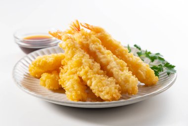 Beyaz arka plana yerleştirilmiş bir tabakta karides tempurası. Tempura bir Japon yemeğidir. Japon kızarmış karidesi.. 