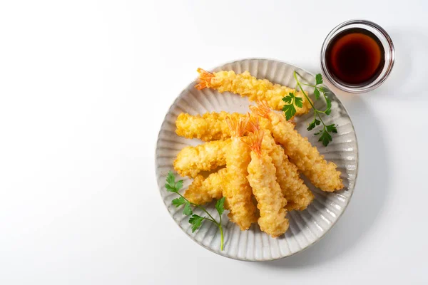虾仁放在一个放在白色背景的盘子上 天秤座是日本食物 是日本炸虾从上面看 — 图库照片