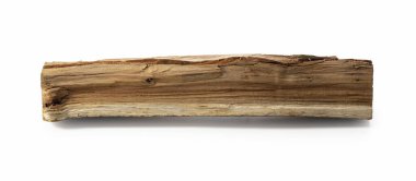 Tek bir odun parçası beyaz arka plana yerleştirilmiş.