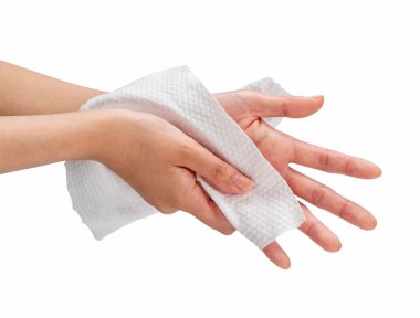 Kadın ellerini beyaz arka planda peçeteyle siliyor. Güzellik ve hijyen kavramı.