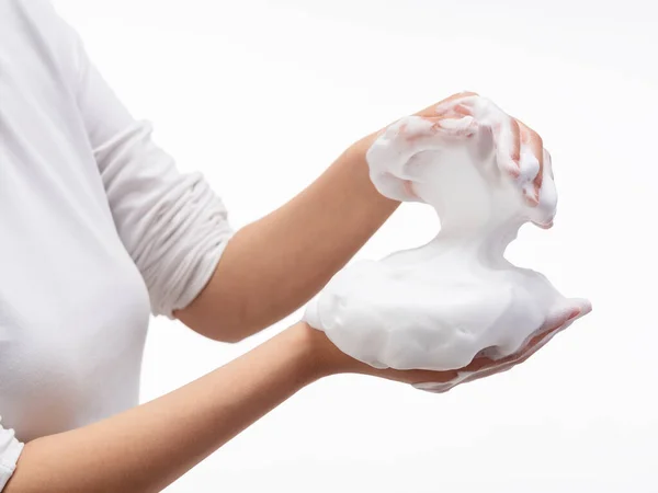 女性在白色背景上抱着肥皂泡 有白色气泡的手女性手上白色肥皂泡的结构 — 图库照片