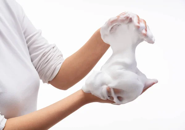 Weibchen Mit Seifenblasen Auf Weißem Hintergrund Hände Mit Weißen Blasen — Stockfoto