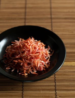 Bambu yemek hasırına konmuş tabakta kurutulmuş sakura karidesi. Japon yemeğinin görüntüsü..