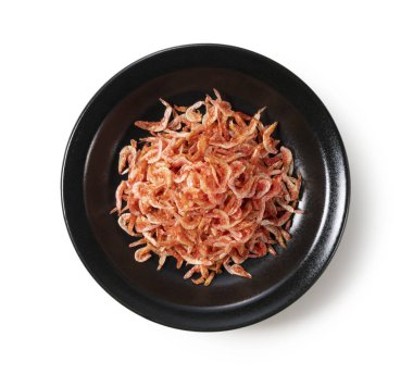 Beyaz arka planda duran tabakta kurutulmuş sakura karidesi. Japon yemeği görüntüsü. Yukarıdan görüntüle.