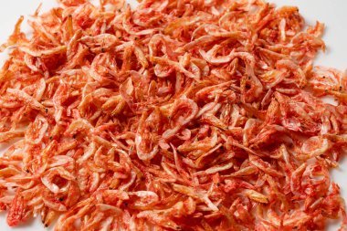 Beyaz arka planda kurutulmuş sakura karidesleri. Japon yemeği görüntüsü. 