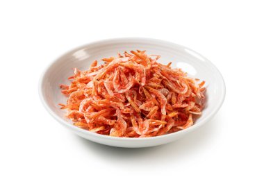 Beyaz arka planda duran tabakta kurutulmuş sakura karidesi. Japon yemeği görüntüsü. 