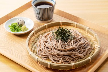 Zaru-soba ve ahşap masadaki baharatlar. Zaru soba geleneksel bir Japon yemeğidir.. 