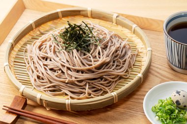 Zaru-soba ve ahşap masadaki baharatlar. Zaru soba geleneksel bir Japon yemeğidir.. 