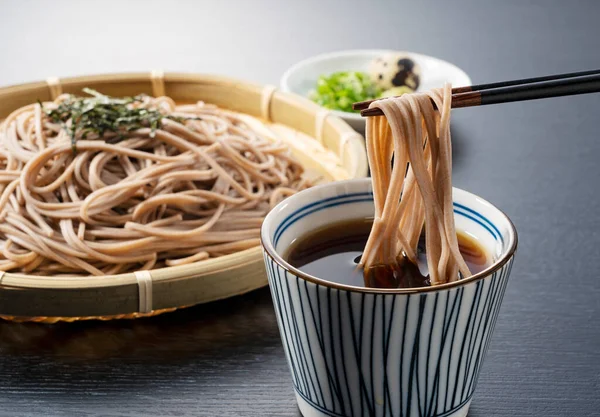 Zaru Soba Placed Black Background Soba Noodles Dipped Noodle Soup — Stock Photo, Image