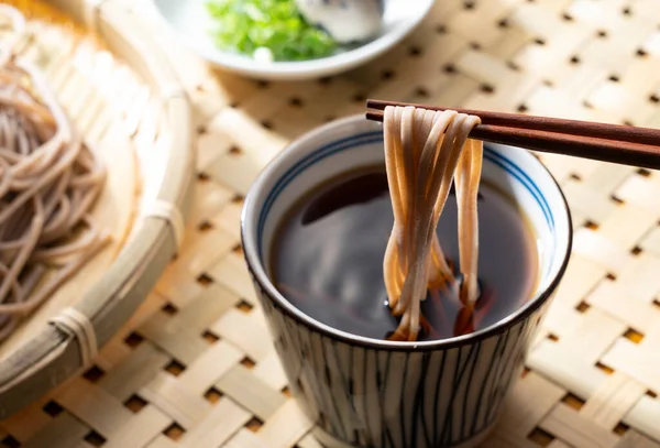 Zaru Soba Condiments Wooden Table Soba Noodles Dipped Noodle Soup — Stockfoto