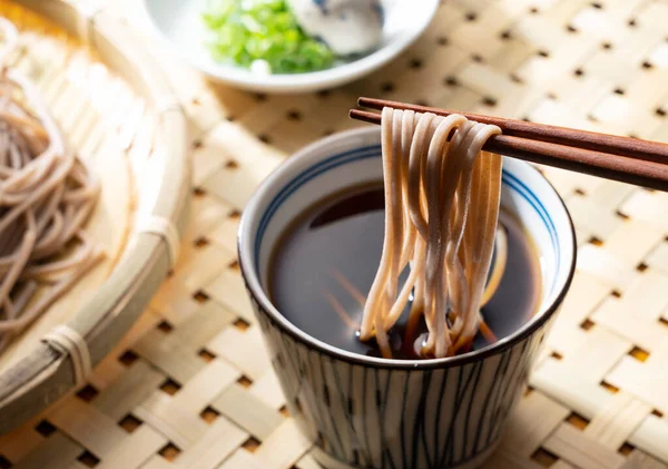 Zaru Soba Condiments Wooden Table Soba Noodles Dipped Noodle Soup — Stock Photo, Image
