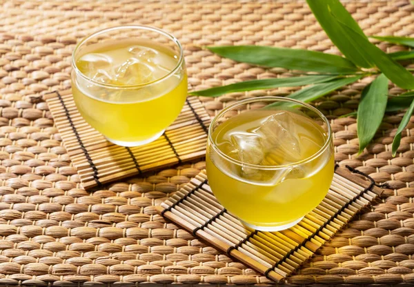 Холодной Японский Зеленый Чай Положить Соломенный Коврик Ранчхон — стоковое фото