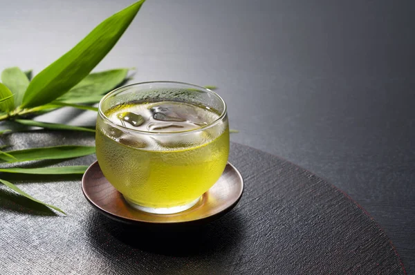 Холодный Японский Зеленый Чай Черном Подносе Зеленый Чай Льдом — стоковое фото