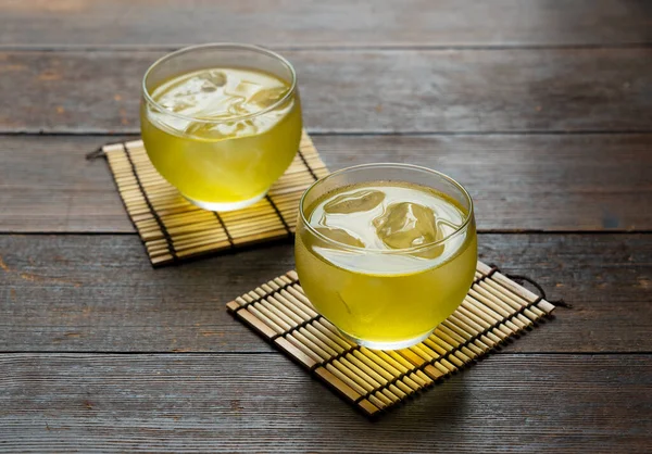 Холодный Японский Зеленый Чай Помещен Деревянный Фон Зеленый Чай Льдом — стоковое фото