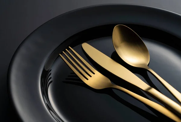 Gold Knives Forks Spoons Black Plates Beautiful Gold Cutlery Clos — Stock Photo, Image