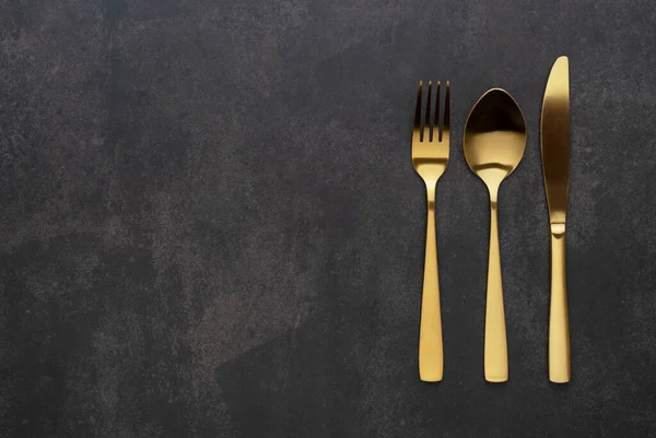 Gold Knives Forks Spoons Placed Black Background Beautiful Gold Cutlery — Fotografia de Stock