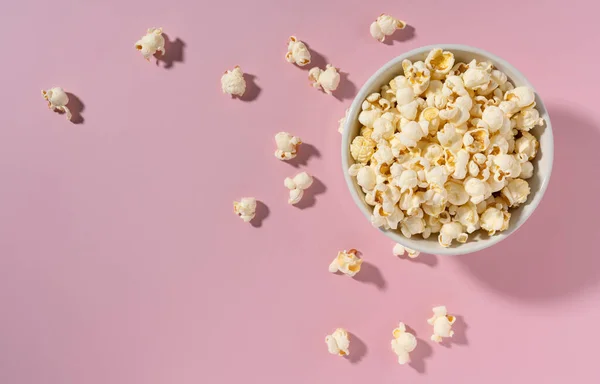 Popcorn Bílé Míse Umístěný Růžovém Pozadí Pohled Shora — Stock fotografie