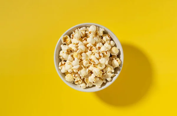 Popcorn Bílé Míse Umístěný Žlutém Pozadí Pohled Shora — Stock fotografie