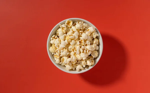 Palomitas Maíz Tazón Blanco Colocado Sobre Fondo Rojo Vista Desde — Foto de Stock