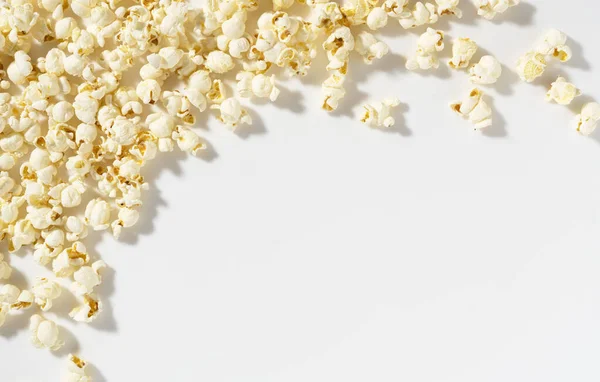 Popcorn Umístěn Bílém Pozadí Kopírovacím Prostorem Prohlíženo Přímo Shora — Stock fotografie