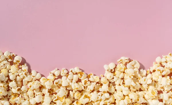 Popcorn Umístěný Růžovém Pozadí Kopírovacím Prostorem Prohlíženo Přímo Shora — Stock fotografie