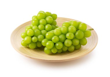 Muscat üzümlerini beyaz arkaplanda parlat.