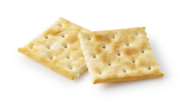 Beyaz arka plana yerleştirilmiş iki kraker.. 