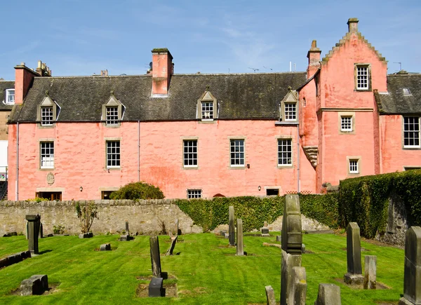 Дом аббата с кладбища аббатства Данфермлин, Файф, Шотландия — стоковое фото