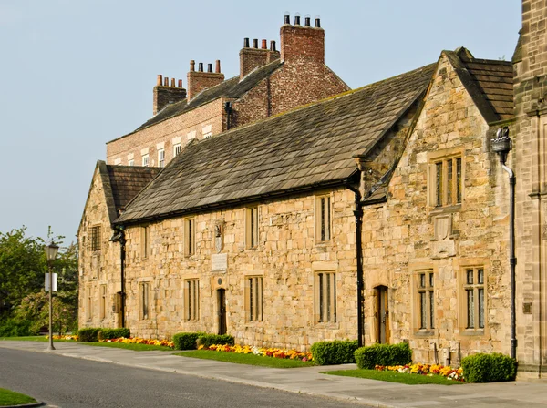 Historic architecture by Palace Green in Durham's Old Town — Stock Photo, Image