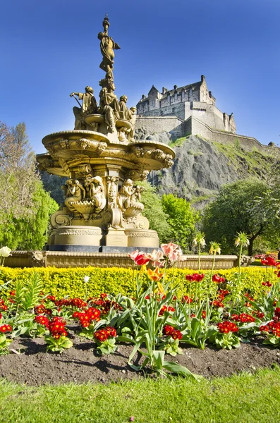 Edinburgh castle och ross fontän, Skottland — Stockfoto