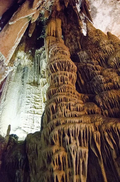 Formazioni calcaree nella popolare attrazione turistica delle Grotte Nerja sulla costa mediterranea dell'Andalusia — Foto Stock