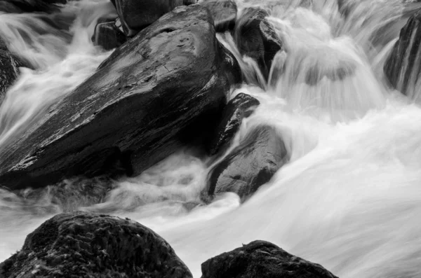 Fresh water flowing along a steep and rocky section of river — Stock Photo, Image