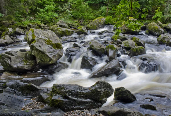 Свежая вода течет по крутому и скалистому участку реки — стоковое фото