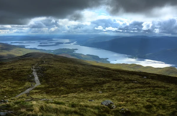 Loch lomond vanaf de bovenste hellingen van ben lomond, scotland — Stockfoto