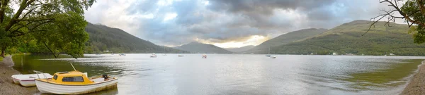 Panoramisch uitzicht op loch long, Schotland bij het eerste licht van ardgarten — Stockfoto