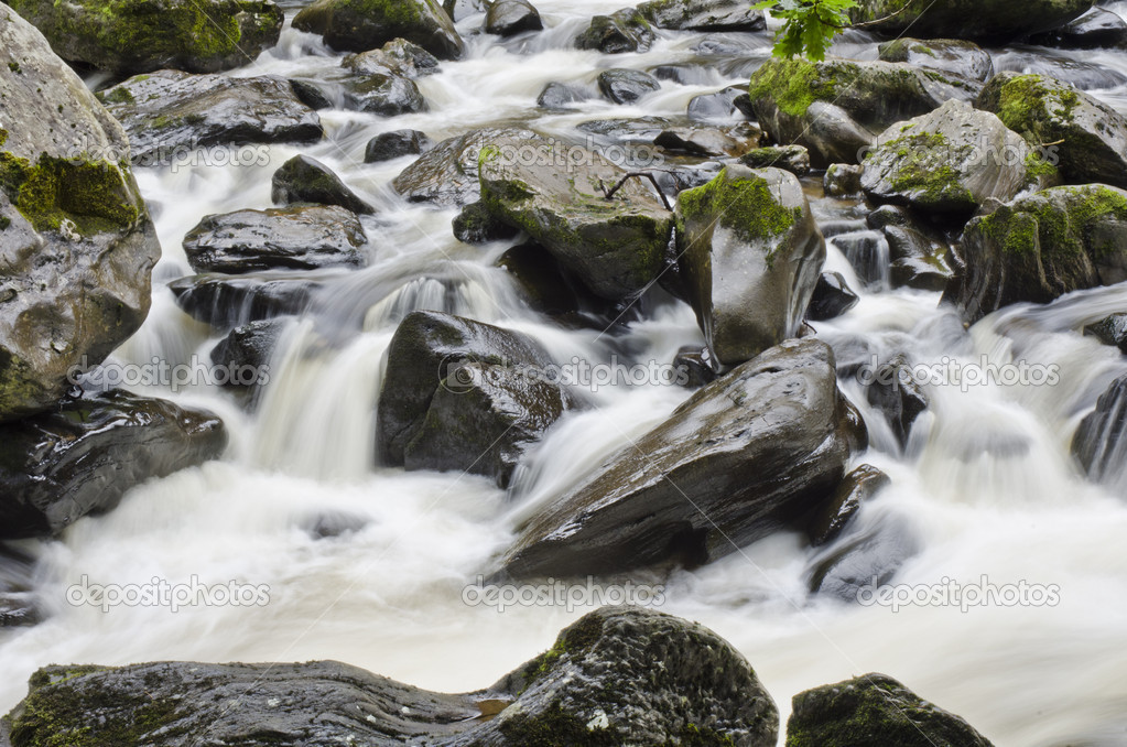 Agua dulce que fluye a lo largo de una sección escarpada y rocosa del