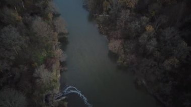 Sonbahar sezonunda Londra Ontario Kanada üzerinde güzel renklerle yapılan bir uçuşun insansız hava aracı görüntüleri.