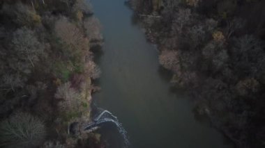 Ontario Kanada 'da sonbahar sezonunda İHA uçuşu