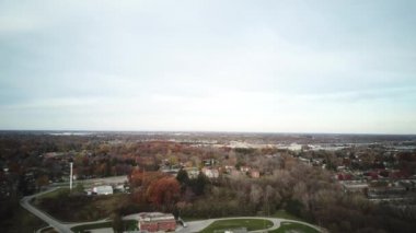 Sonbahar sezonunda Londra Ontario Kanada üzerinde güzel renklerle yapılan bir uçuşun insansız hava aracı görüntüleri.
